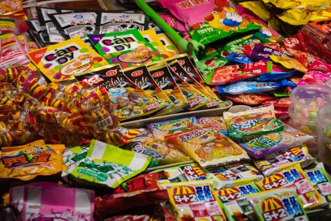 门店关闭500家，巨亏1.2亿，“零食第一股”真的不行了吗？