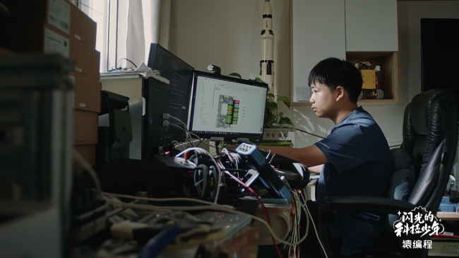 严弘森在工作室研究制造火箭