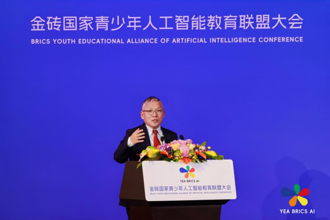 熊璋教授进行学术演讲