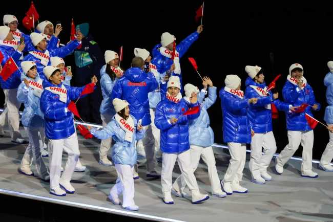 再启“征荣”，中国体育代表团着李宁亮相米兰冬奥会开幕式