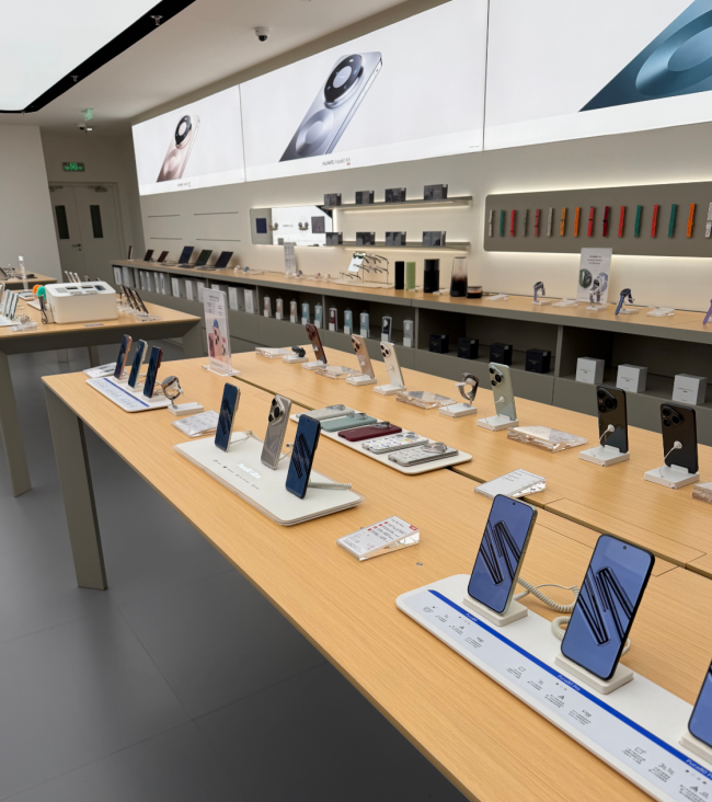 华为门店蓝鲸记者摄