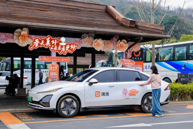 图组为：滴滴赏花保障车队在热门景区、场站等地提供服务