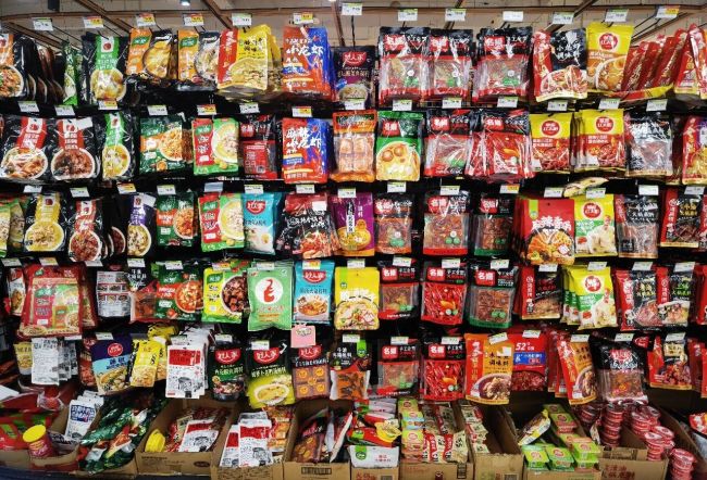 “火锅双雄”的2025:颐海国际向上,天味食品向下