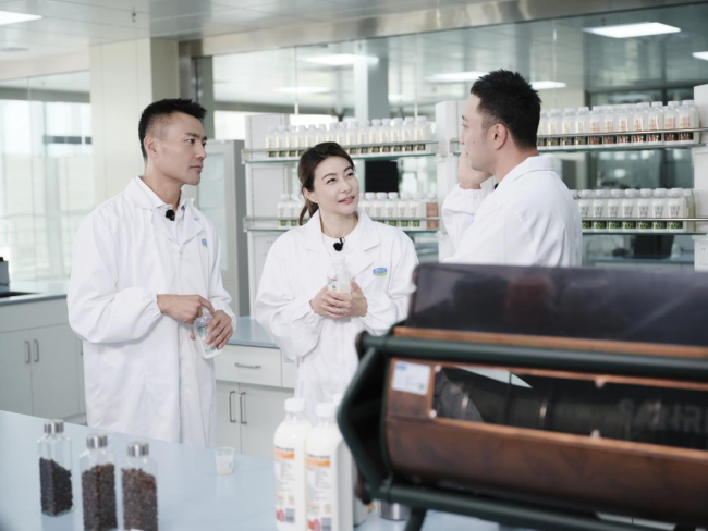 央视解码君乐宝悦鲜活 郭晶晶与尼格买提探秘高品质中国鲜奶