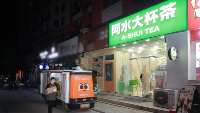 旺季“司机难招、夜班费贵”，青岛商户转向新石器无人车夜间串点配送
