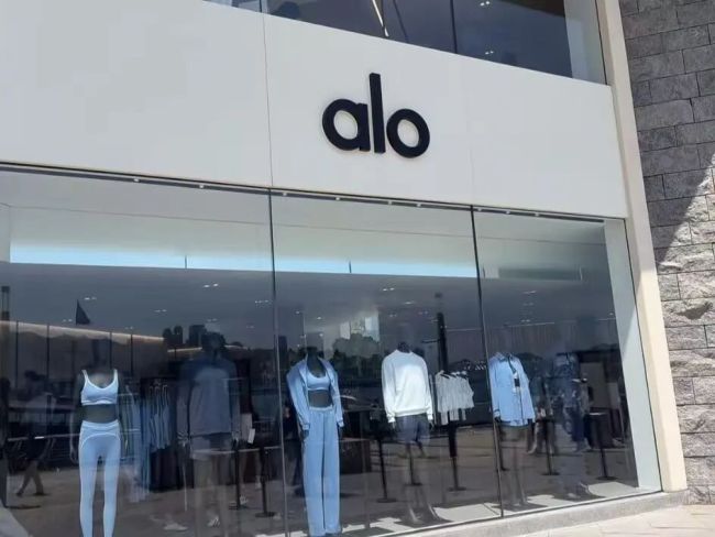 ALO中国首店香港开业：不少消费者排队近1小时入场，热门款靠抢