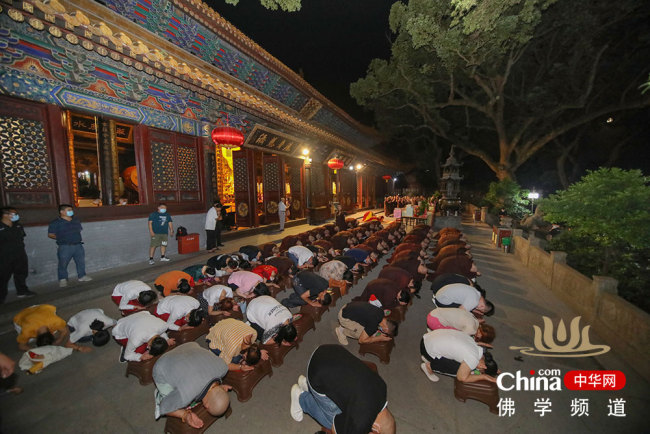 八月十五普陀山普济禅寺举行“拜月”祈福法会
