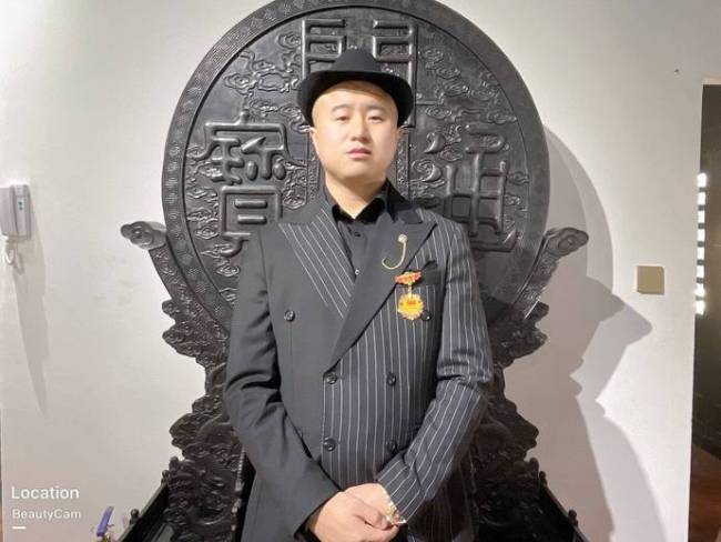 著名唐卡大师刘佳伟荣登美国纳斯达克大屏