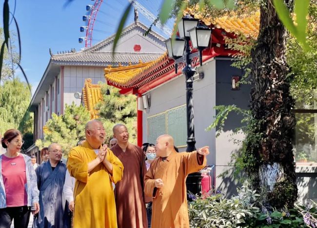 静波大和尚向调研组一行详细生动地介绍了哈尔滨极乐寺的建寺沿革