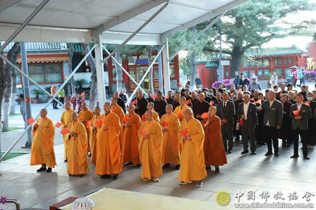 2024年10月1日，北京灵光寺举行国庆升旗仪式