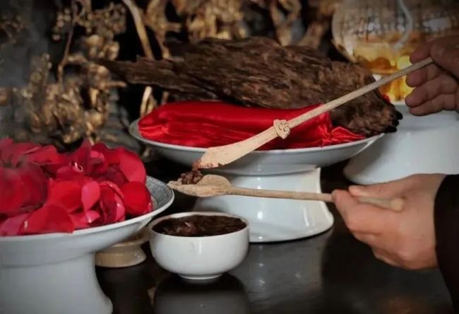过斋时为何要给众生出食？