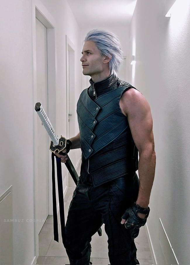 皮衣配圣诞帽！意大利Coser演绎《鬼泣5》圣诞但丁