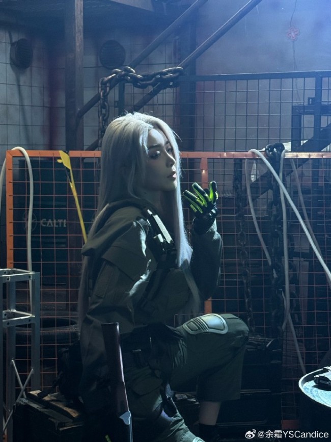 餘霜COS《暗區突圍》美圖 白發側顏超美麗