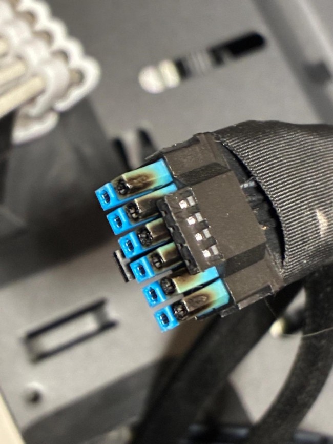 中端顯卡也無法避免:RX9070XT 16針接口燒熔