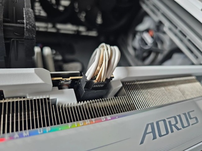 RTX5090新年第一烧！玩游戏时闻到糊味已心知不妙