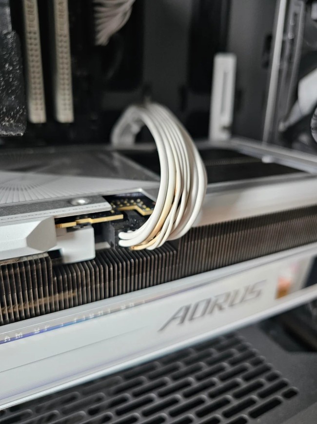 RTX5090新年第一烧！玩游戏时闻到糊味已心知不妙