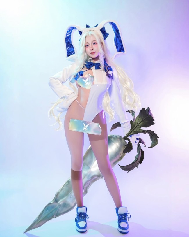 美女cos《棕色尘埃2》兔女郎达丽安 前凸后翘太美了！