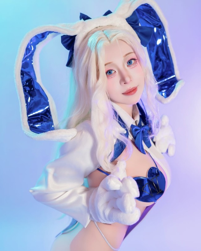 美女cos《棕色尘埃2》兔女郎达丽安 前凸后翘太美了！