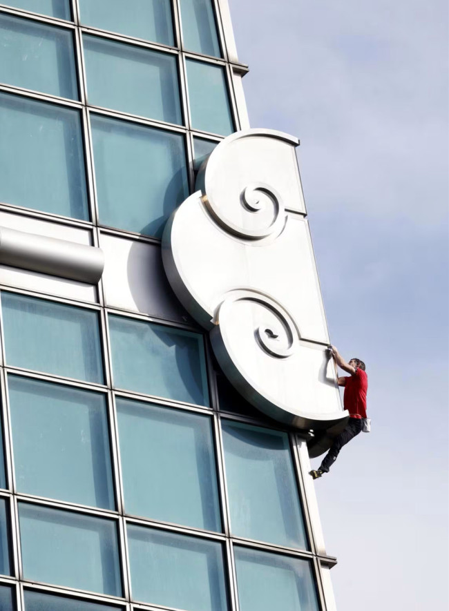 无绳无保护!美国攀岩狂人成功爬上中国台北101大楼