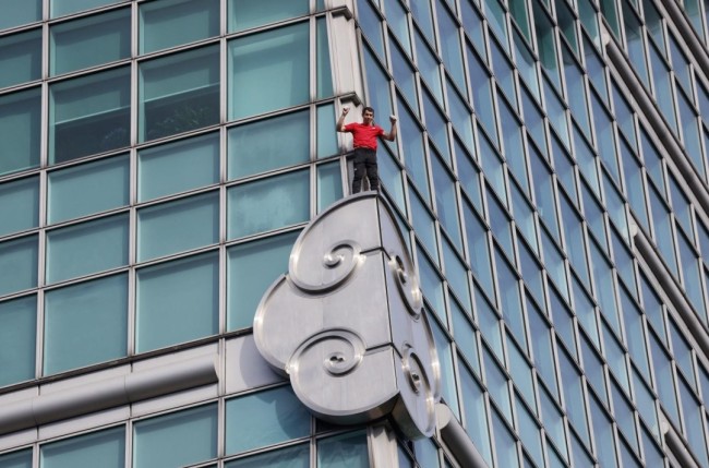 无绳无保护!美国攀岩狂人成功爬上中国台北101大楼