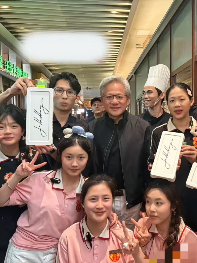 英伟达职工晒年会最牛年终奖：黄仁勋亲笔签名皮衣