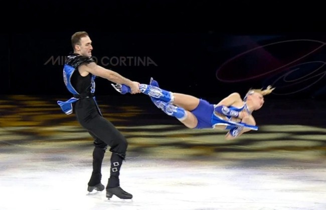 冬奥会花滑选手以《真人快打》风格表演 很有趣!