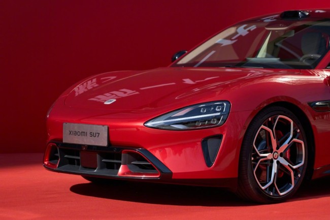 新一代小米SU7全新配色赤霞红揭幕 网友:跑婚车绝配