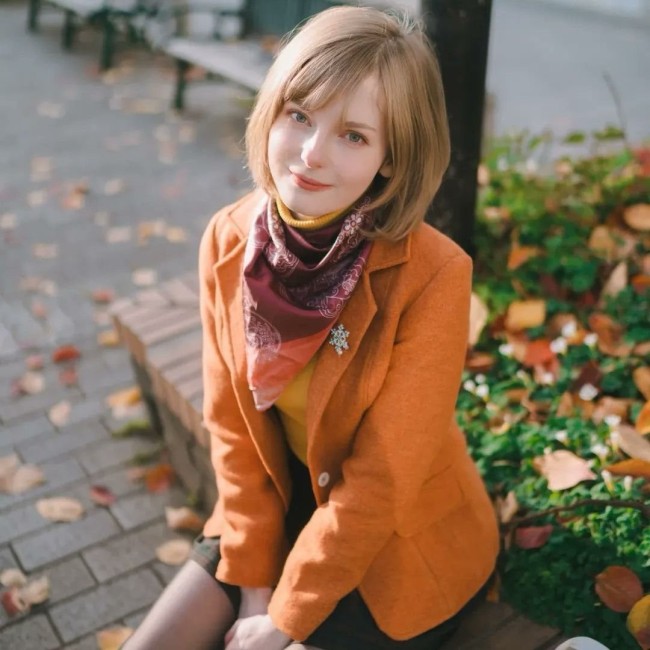 顶不住！《生化危机4》艾什莉“脸模”“体模”女仆装同框