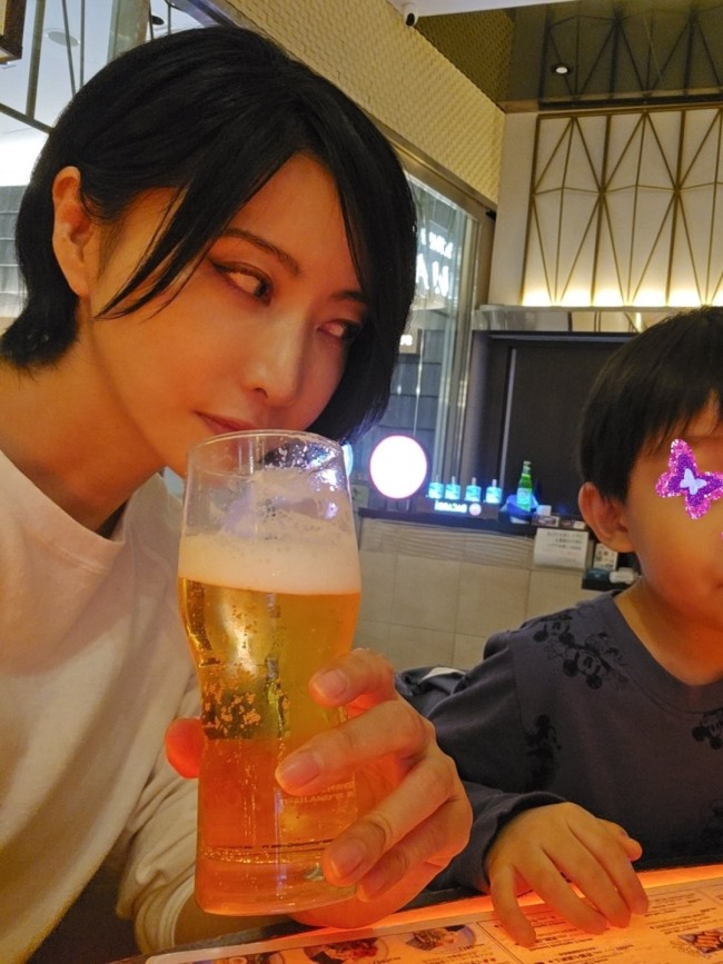 48岁艾达王Coser自称不擅长玩游戏！《生化危机9》交给助手玩