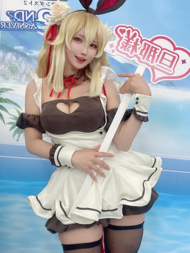 日本模特cos《棕色尘埃2》魔法少女ut妈 大雷露肚脐很吸睛！