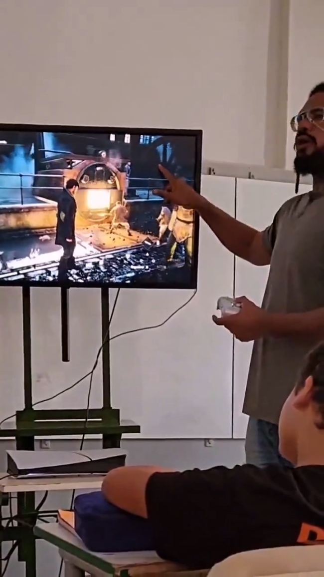 国外学校现场用PS5玩《刺客信条：枭雄》上历史课