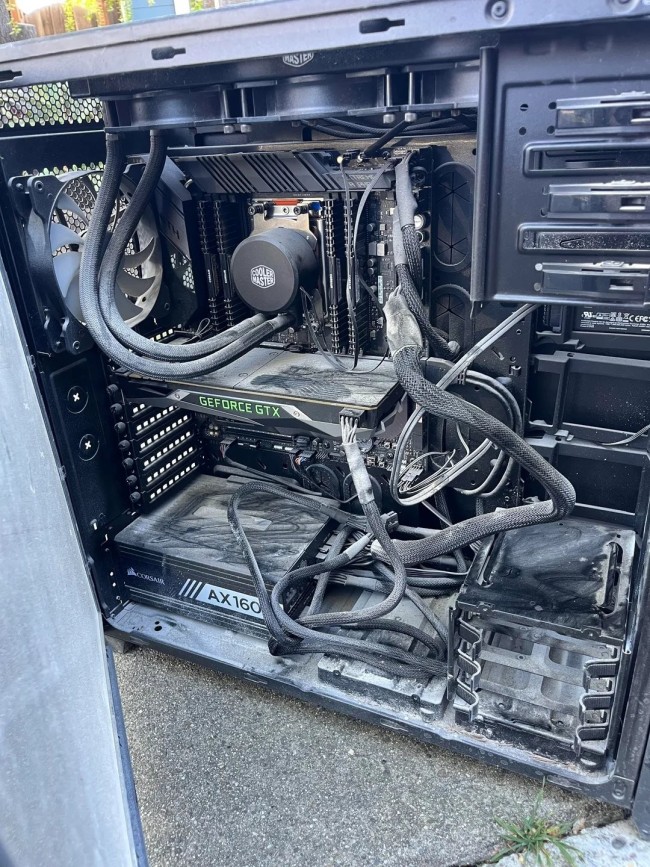 网友路上捡到被遗弃主机竟自带2920X处理器与64GB内存