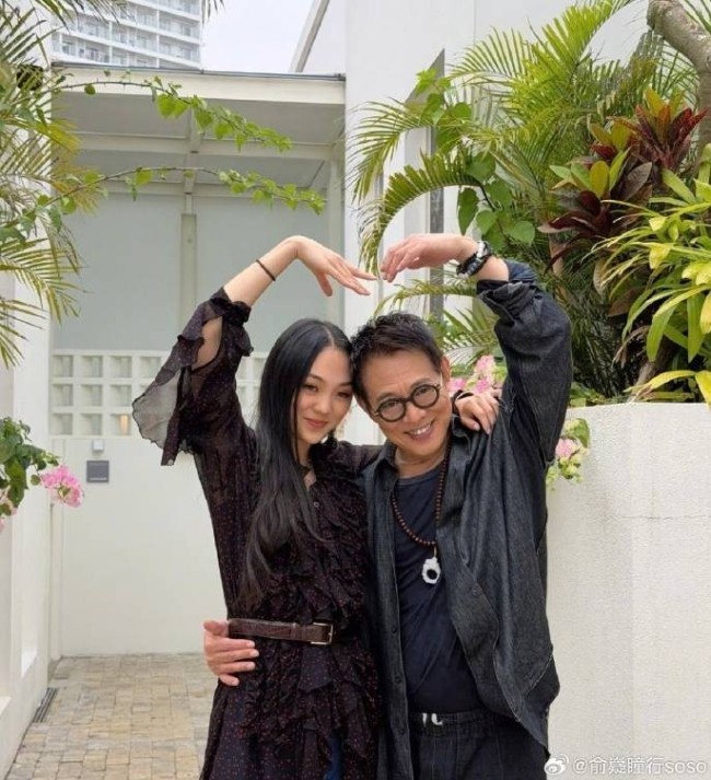 李连杰女儿晒出父女合影 称将改造老爸造型