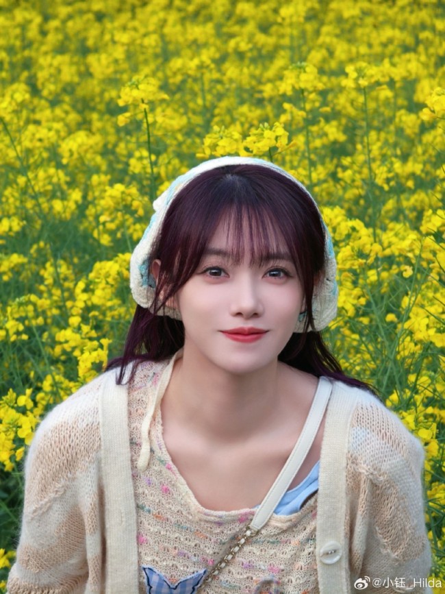 LPL女主持小钰晒春游照：分手阴霾退散 心情大好！