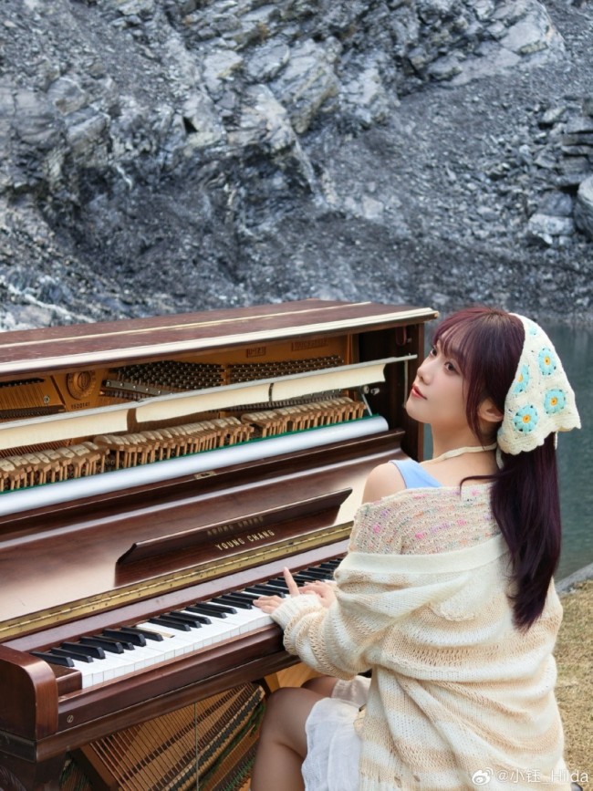 LPL女主持小钰晒春游照：分手阴霾退散 心情大好！