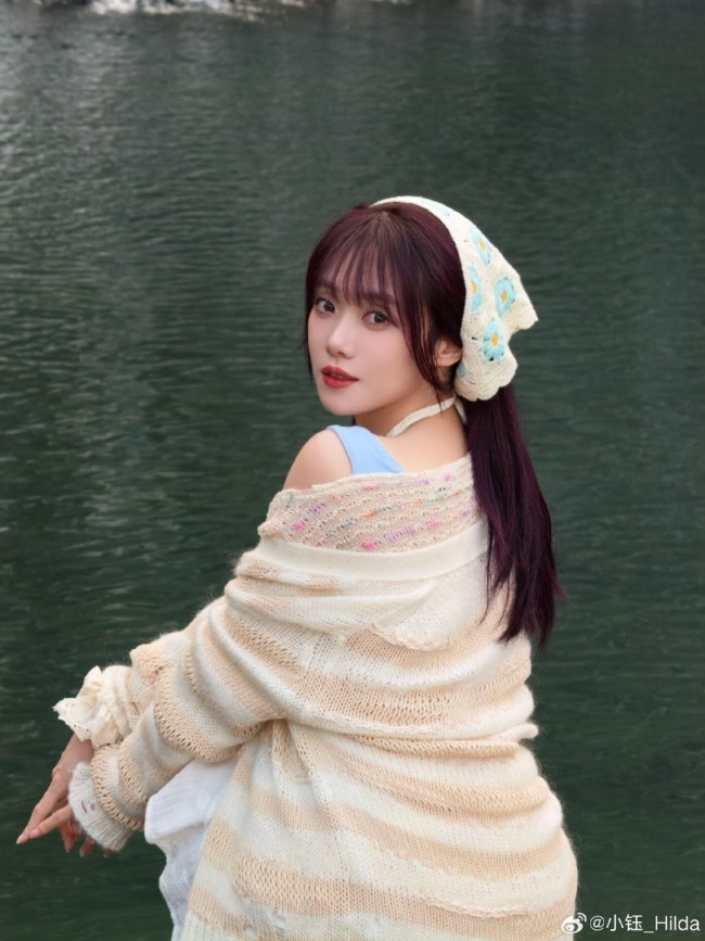 LPL女主持小钰晒春游照：分手阴霾退散 心情大好！