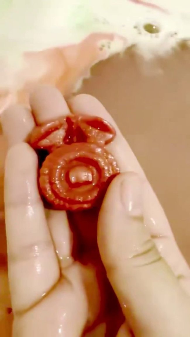 耀西联名泡澡球走红网络 粉丝直言看着像血水很恶心