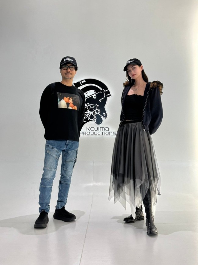 小岛秀夫与大好意思女劳伦蔡合影 亲密比心羡煞旁东谈主