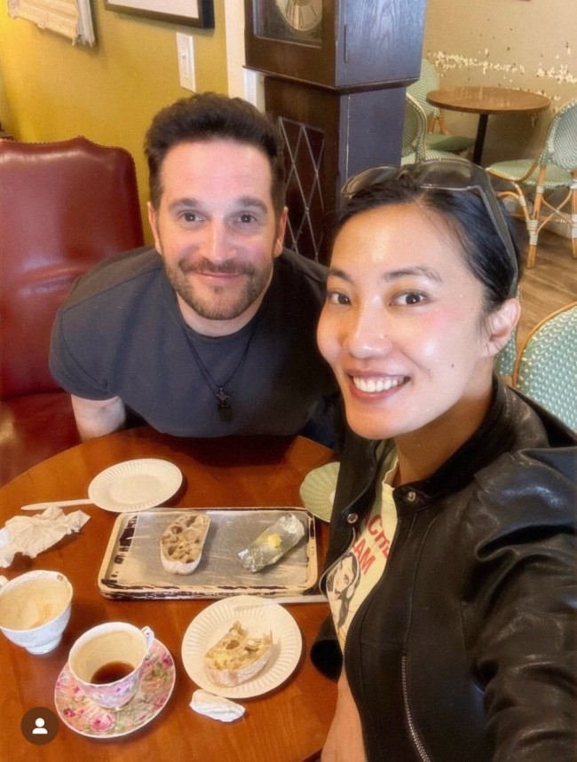 艾达王配音演员线下偶遇里昂配音 粉丝猜测是在暗示《生化危机：安魂曲》DLC