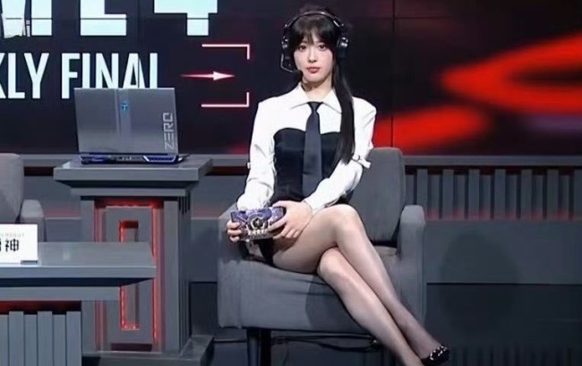 《永劫无间》女解说被批穿衣暴露 更换造型让人难蹦