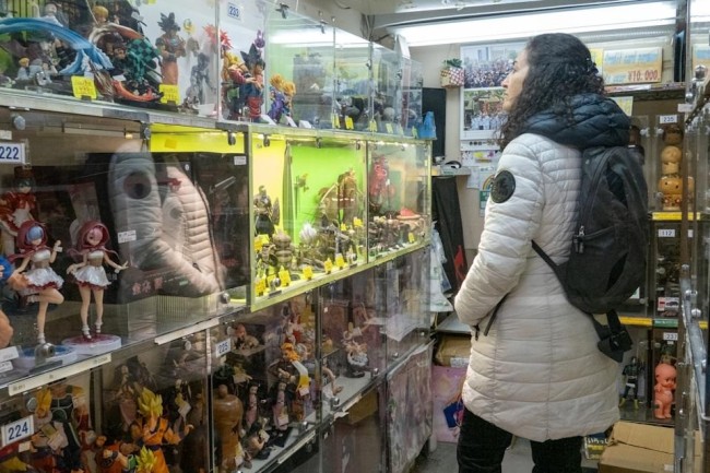 日本男童想买美少女模型妈妈忙阻拦 网友赞孩子识货