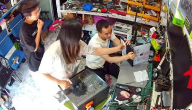 妹子游戏本过热 维修师父10秒搞定：散热口被贴纸堵死