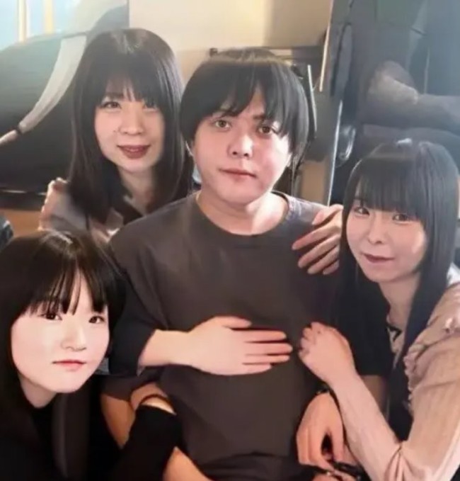 日本男子复刻漫画开后宫 最终为抚养11个孩子当保洁求生