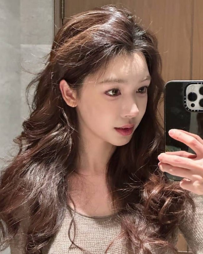 胡彦斌女友易梦玲疑似整容过度 多次人脸识别失败