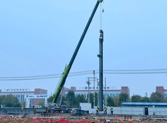 郑蒲港新区精密装备制造项目首根钢柱吊装圆满完成