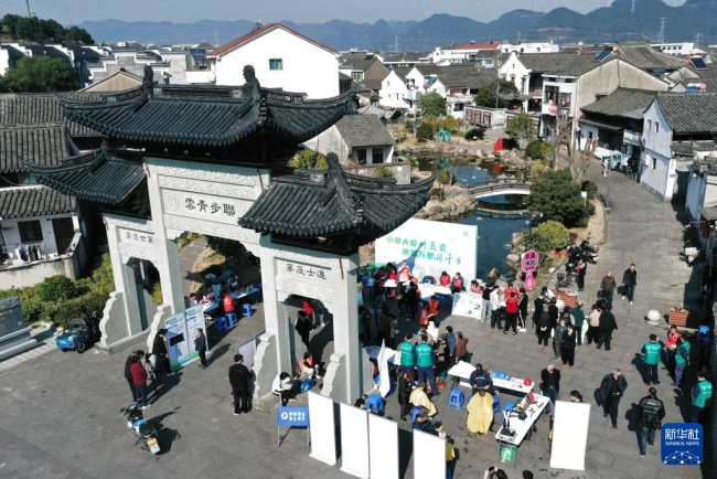 浙江宁波：“小草大爱”_志愿服务进乡村 图2