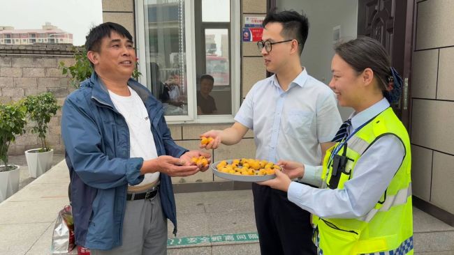 南平收费站：暖心助行 金果传情