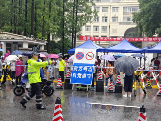 南京中考首日：6.94万考生冒雨逐梦，全城温暖护航