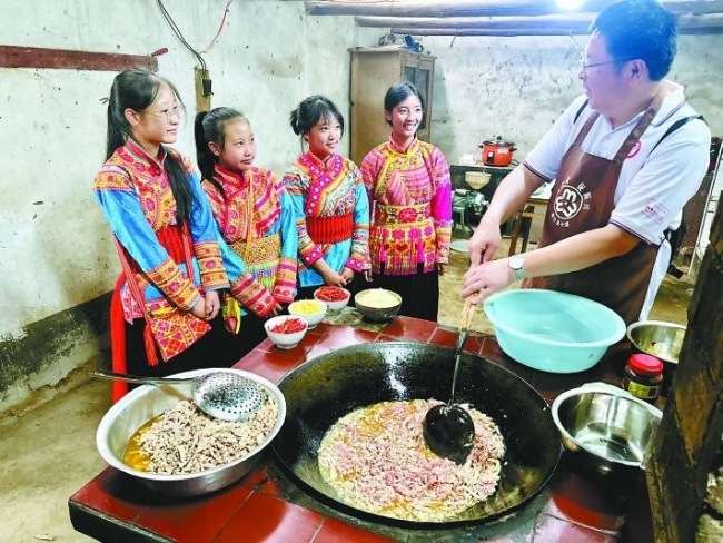 连续17年走进凉山，南充公益团队助彝乡840个孩子圆梦