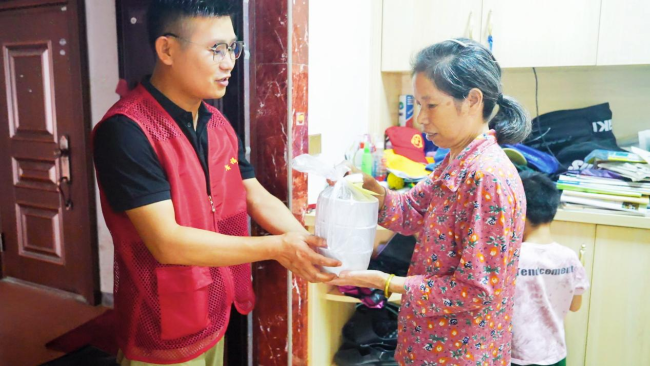 广西来宾：助餐志愿者架起“爱心桥梁”